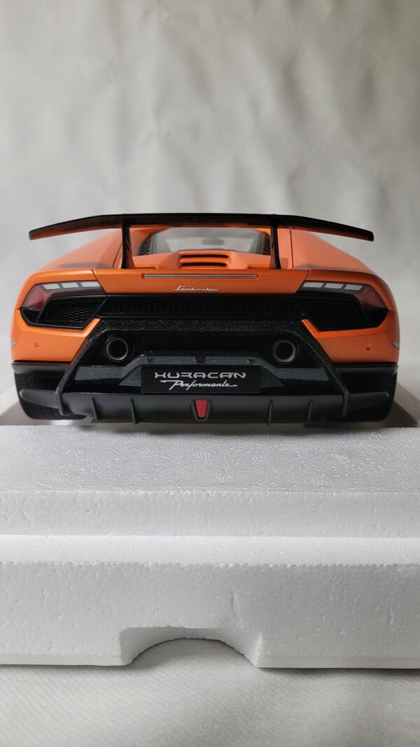 Lamborghini Huracan Performante - Autoart 1:12 – Image 4