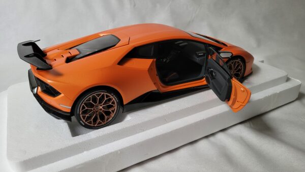 Lamborghini Huracan Performante - Autoart 1:12 – Image 3